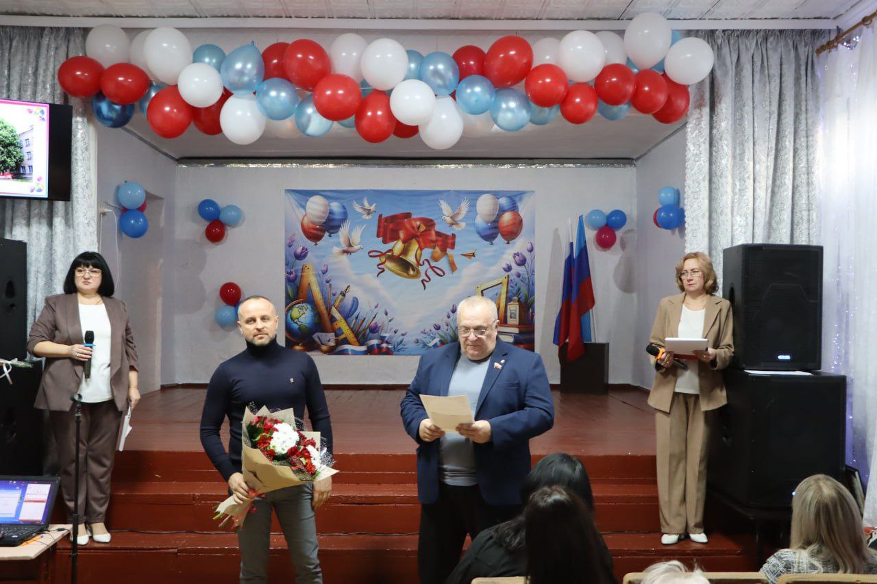 Алёна Лумеровская: Посетила свою родную Успенскую среднюю школу №3 и вместе с коллегами по депутатскому корпусу - Андреем Пучковым и Вадимом Обедняком - поздравила коллектив и выпускников с юбилеем Алёна Лумеровская: Посетила свою родную Успенскую среднюю школу №3 и вместе с коллегами по депутатскому корпусу - Андреем Пучковым и Вадимом Обедняком - поздравила коллектив и выпускников с юбилеем