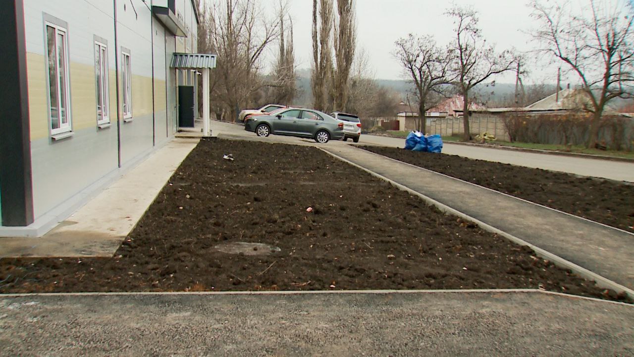 Тюменские строители завершили благоустройство территории, прилегающей к новому зданию подстанции скорой медицинской помощи