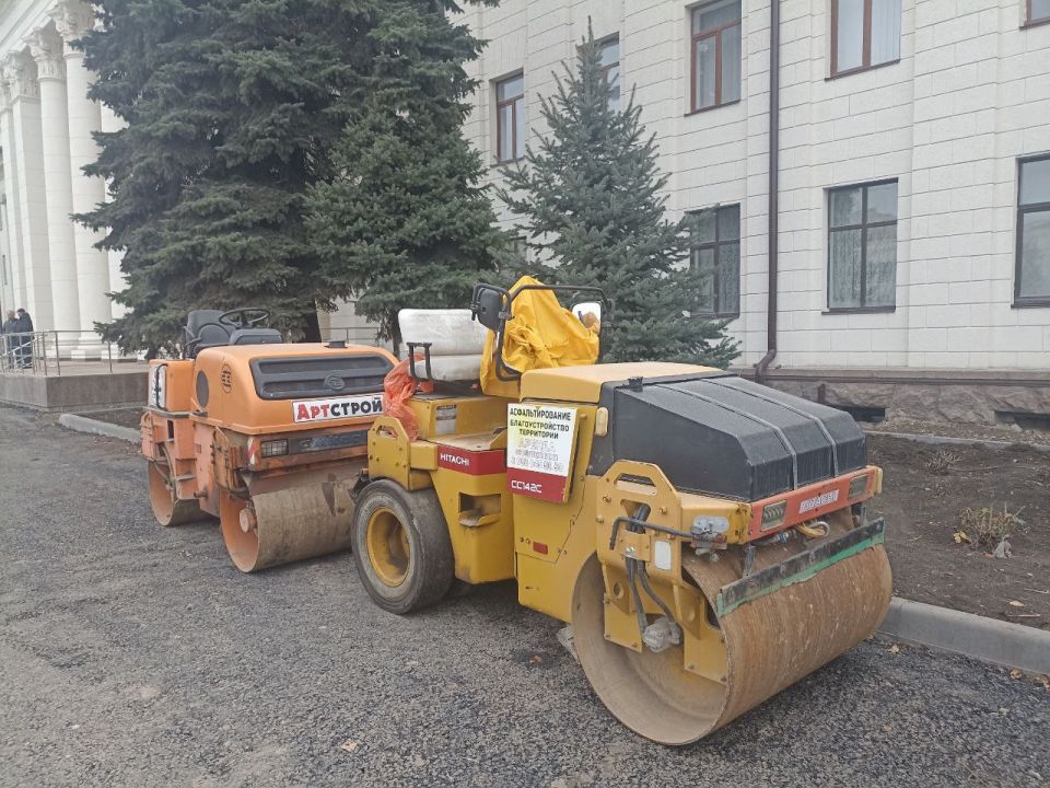 В Краснодоне продолжается благоустройство территории около Дворца культуры имени «Молодой Гвардии», которое реализует шеф-регион Тюменская область после завершения капитального ремонта фасада ДК В Краснодоне продолжается благоустройство территории около Дворца культуры имени «Молодой Гвардии», которое реализует шеф-регион Тюменская область после завершения капитального ремонта фасада ДК