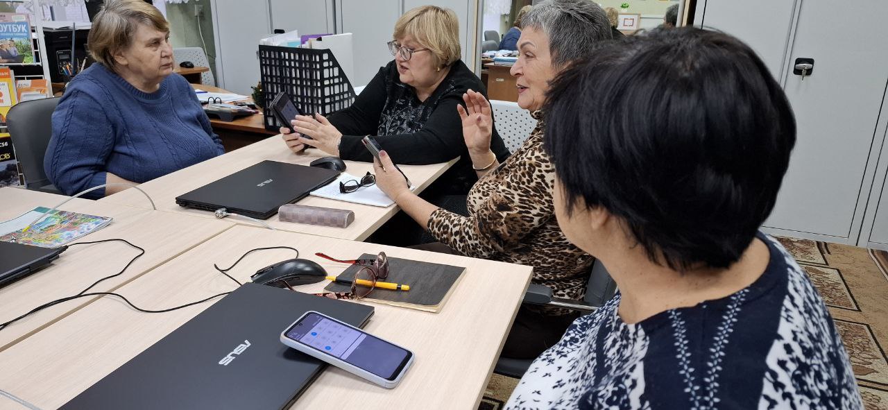 26 ноября в Краснолучской центральной городской библиотеке им. Н.К. Крупской группа слушателей Университета третьего возраста успешно завершила курсы компьютерной грамотности