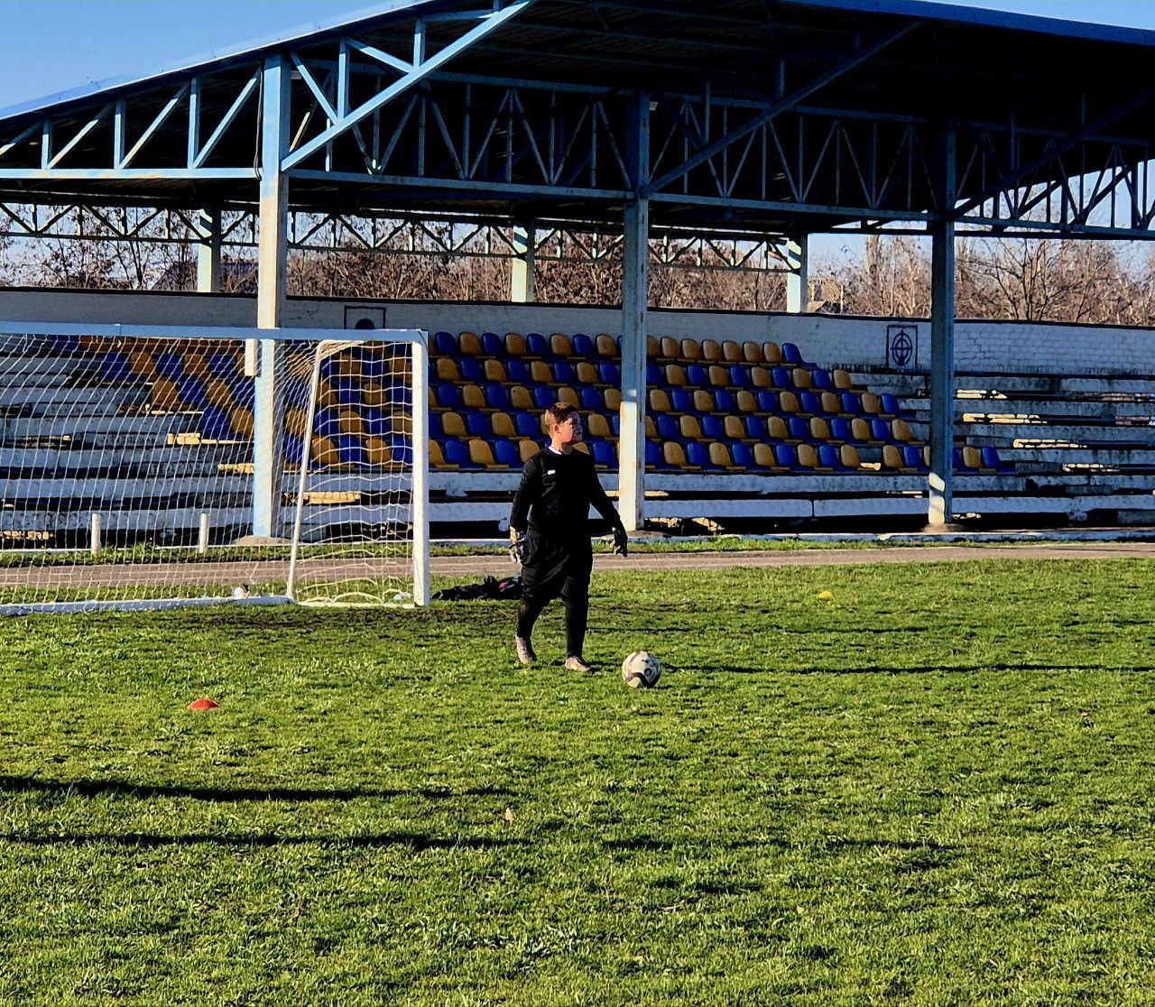 На стадионе «Строитель» прошёл захватывающий товарищеский футбольный матч среди юношей 2015г.р. и младше, посвящённый Дню государственного флага ЛНР! На стадионе «Строитель» прошёл захватывающий товарищеский футбольный матч среди юношей 2015г.р. и младше, посвящённый Дню государственного флага ЛНР!