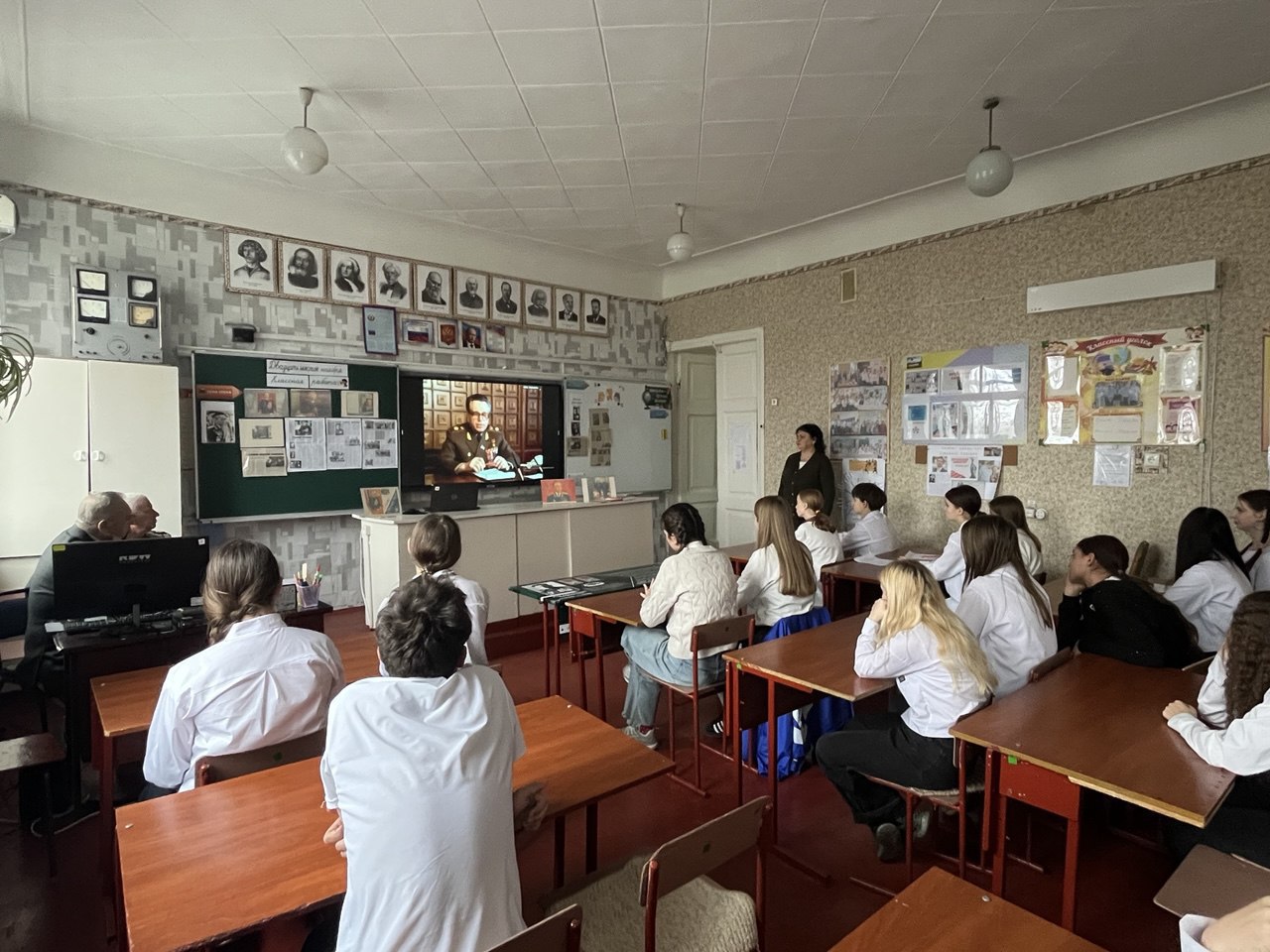 26 ноября 2025 года в ГБОУ ЛНР ССШ №1 им. И.Х.Михайличенко в рамках проекта ВПП «Единая Россия» «Историческая Память» прошел увлекательный час истории «Н.А. Щёлоков – наш земляк», посвященный 115-йгодовщине со дня рождения... 26 ноября 2025 года в ГБОУ ЛНР ССШ №1 им. И.Х.Михайличенко в рамках проекта ВПП «Единая Россия» «Историческая Память» прошел увлекательный час истории «Н.А. Щёлоков – наш земляк», посвященный 115-йгодовщине со дня рождения...