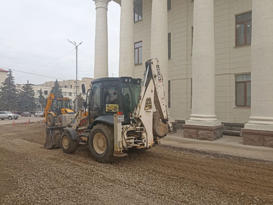 В Краснодоне продолжается благоустройство территории около Дворца культуры имени «Молодой Гвардии», которое реализует шеф-регион Тюменская область после завершения капитального ремонта фасада ДК В Краснодоне продолжается благоустройство территории около Дворца культуры имени «Молодой Гвардии», которое реализует шеф-регион Тюменская область после завершения капитального ремонта фасада ДК