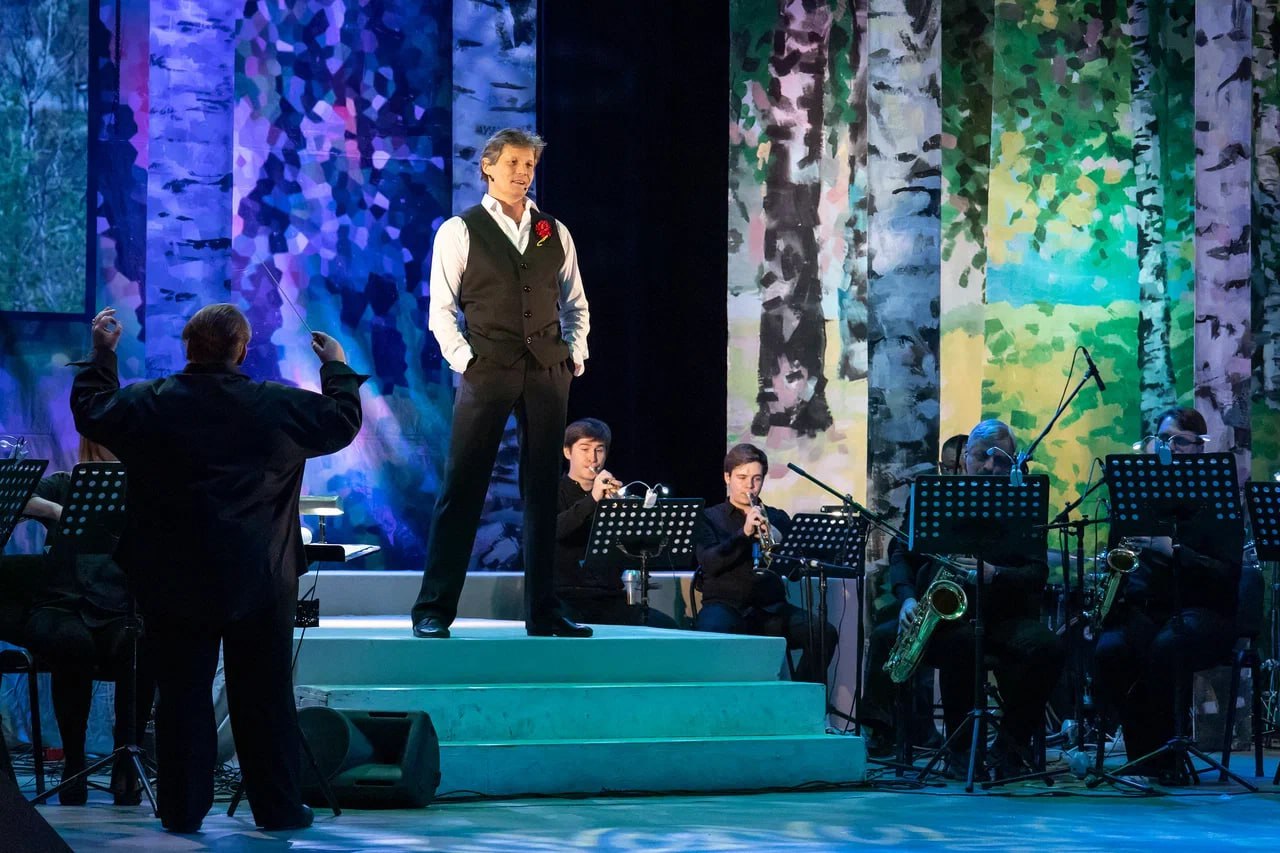 В рамках межведомственного проекта «Культура для школьников» под девизом «Культура начинается с тебя» в Луганском академическом музыкально-драматическом театре имени М. Голубовича состоялся патриотический концерт «Красная...