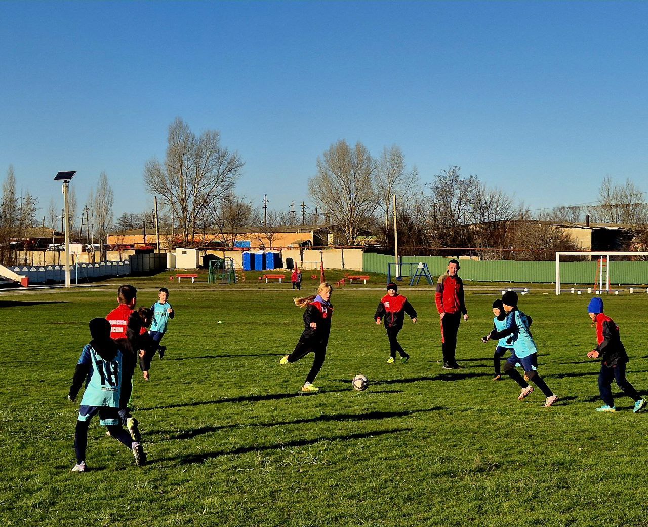 На стадионе «Строитель» прошёл захватывающий товарищеский футбольный матч среди юношей 2015г.р. и младше, посвящённый Дню государственного флага ЛНР!