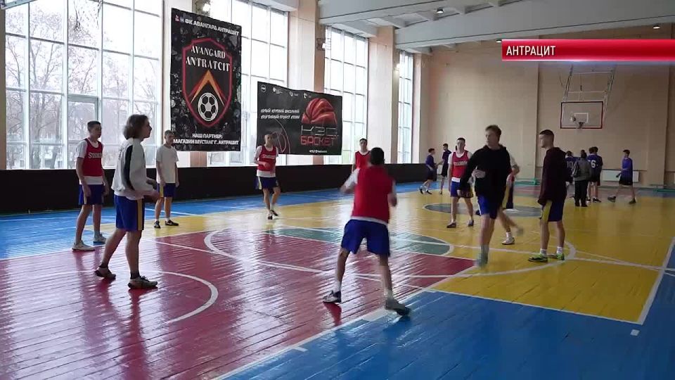 Чемпионат школьной баскетбольной лиги «КЭС-Баскет» объединил команды из пяти школ Антрацитовского муниципального округа