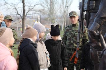 Сотрудники отдела специального назначения «Гроза Луганск» регионального УФСИН вместе с детьми возложили цветы к мемориалу, посвященному погибшим участникам СВО