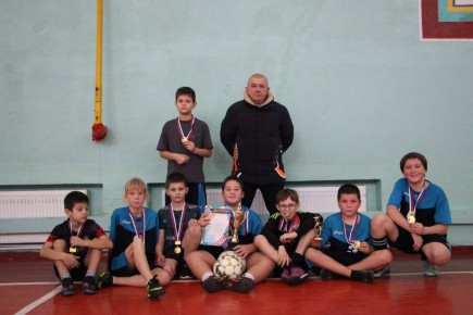 Турнир по футзалу ко Дню флага: юные спортсмены в игре!