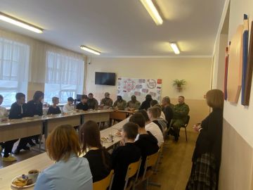 Школьники Зоринска встретились с участниками СВО в рамках проекта "Диалоги с Героями"