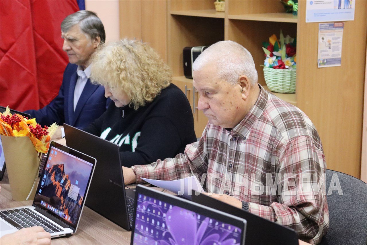 В Свердловске реализуется проект «Активное долголетие»