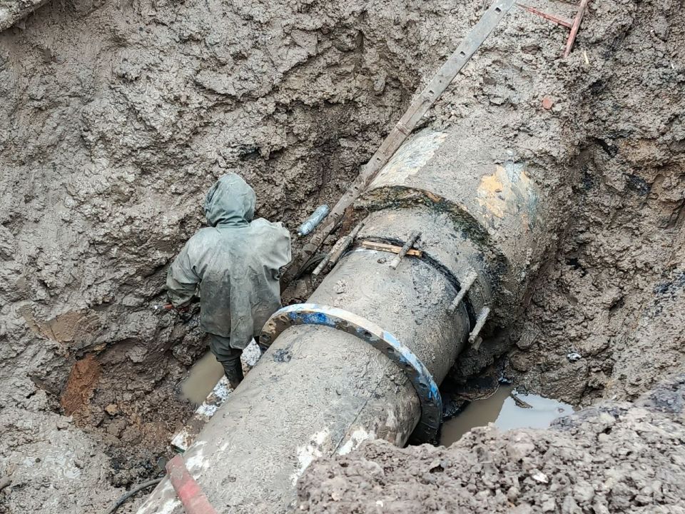 В Луганске специалисты «Луганскводы» меняют очередной аварийный участок водовода В Луганске специалисты «Луганскводы» меняют очередной аварийный участок водовода