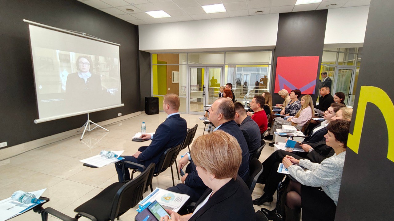 Сотрудник Минфина ЛНР принял участие в коммуникационной сессии от Банка России Сотрудник Минфина ЛНР принял участие в коммуникационной сессии от Банка России