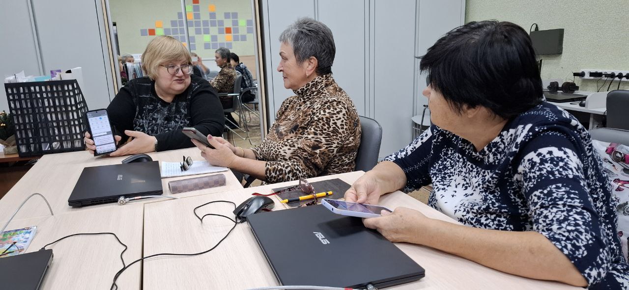 26 ноября в Краснолучской центральной городской библиотеке им. Н.К. Крупской группа слушателей Университета третьего возраста успешно завершила курсы компьютерной грамотности 26 ноября в Краснолучской центральной городской библиотеке им. Н.К. Крупской группа слушателей Университета третьего возраста успешно завершила курсы компьютерной грамотности