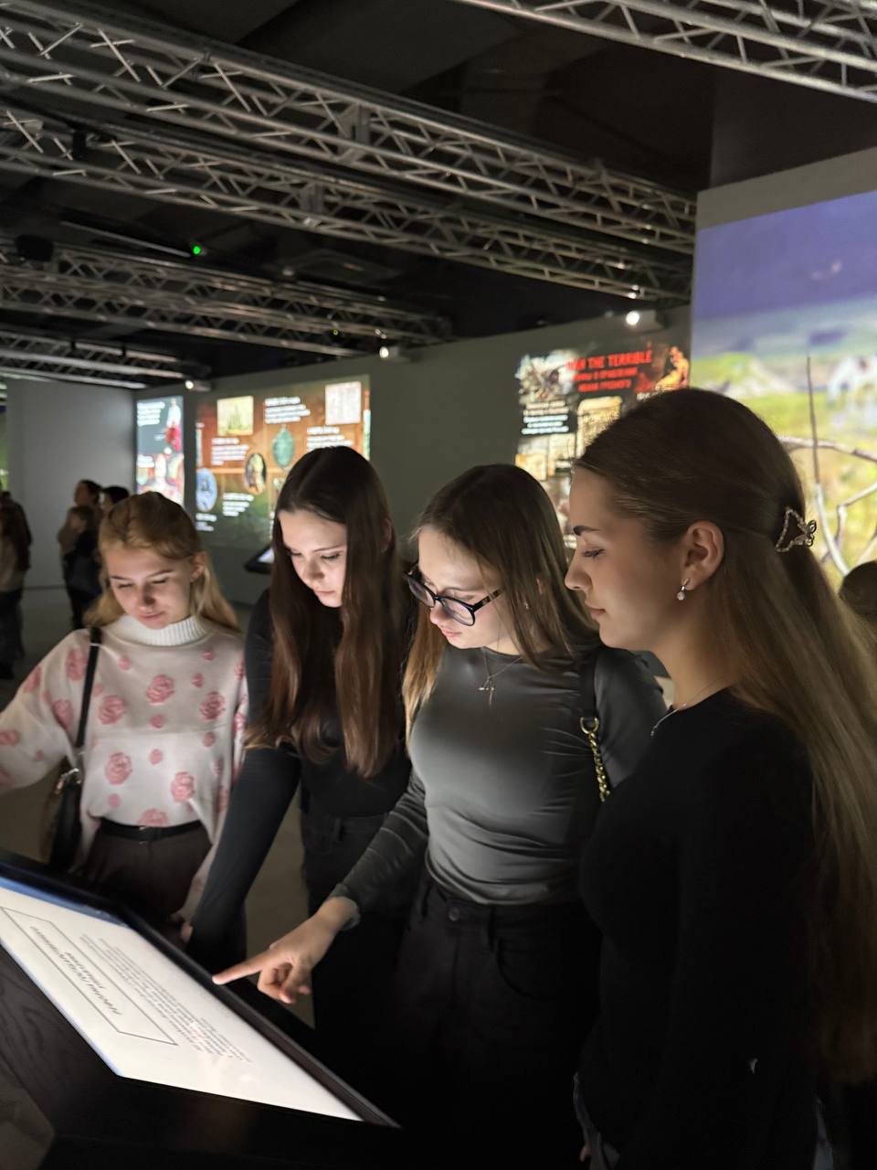 Яркий и насыщенный событиями день выдался у группы обучающихся Ровеньковской гимназии № 1