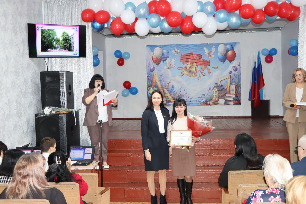 Алёна Лумеровская: Посетила свою родную Успенскую среднюю школу №3 и вместе с коллегами по депутатскому корпусу - Андреем Пучковым и Вадимом Обедняком - поздравила коллектив и выпускников с юбилеем Алёна Лумеровская: Посетила свою родную Успенскую среднюю школу №3 и вместе с коллегами по депутатскому корпусу - Андреем Пучковым и Вадимом Обедняком - поздравила коллектив и выпускников с юбилеем