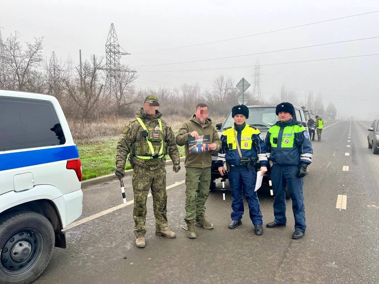 Дорожные полицейские совместно с представителями ВАИ напоминают водителям о соблюдении ПДД! Дорожные полицейские совместно с представителями ВАИ напоминают водителям о соблюдении ПДД!