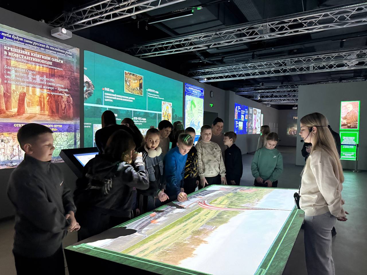 Яркий и насыщенный событиями день выдался у группы обучающихся Ровеньковской гимназии № 1 Яркий и насыщенный событиями день выдался у группы обучающихся Ровеньковской гимназии № 1