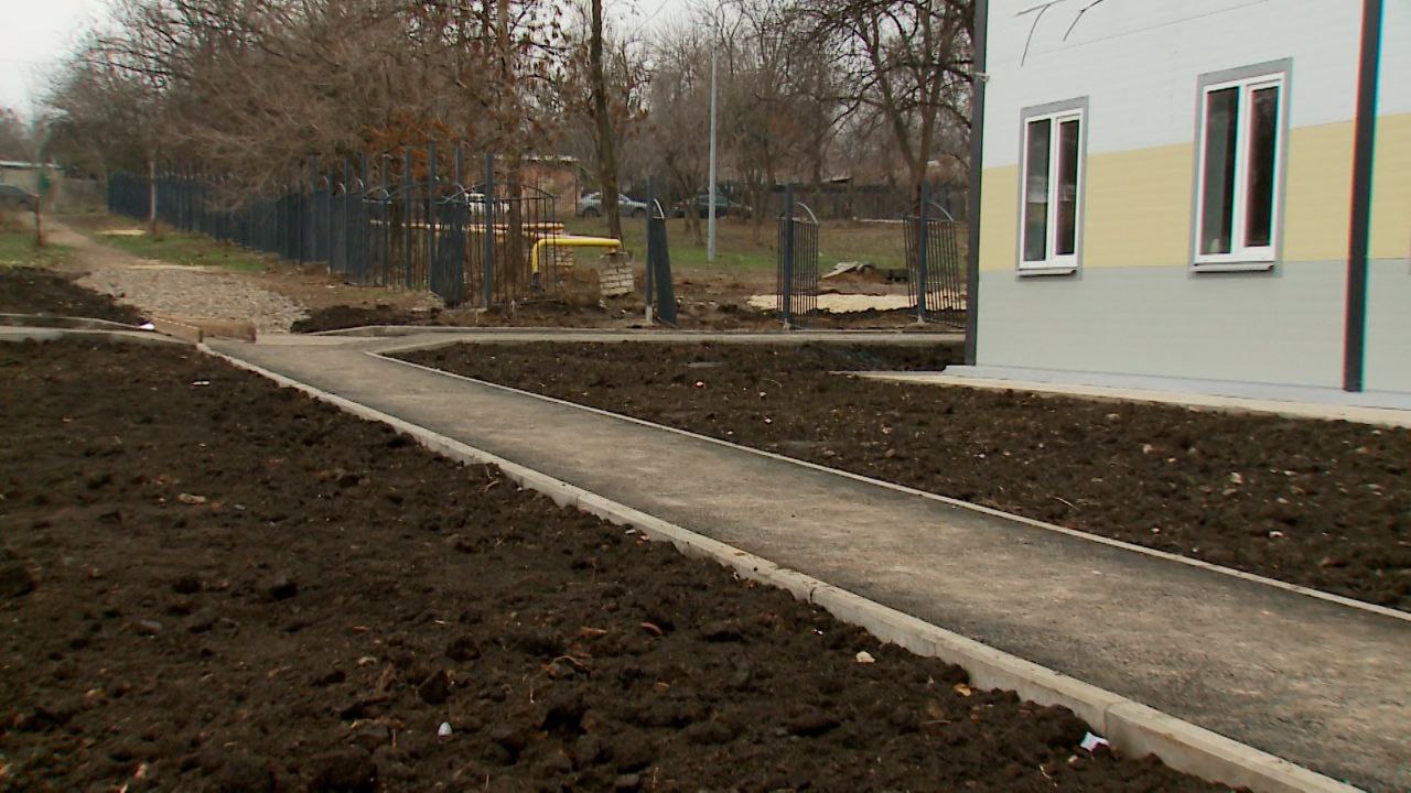 Тюменские строители завершили благоустройство территории, прилегающей к новому зданию подстанции скорой медицинской помощи Тюменские строители завершили благоустройство территории, прилегающей к новому зданию подстанции скорой медицинской помощи