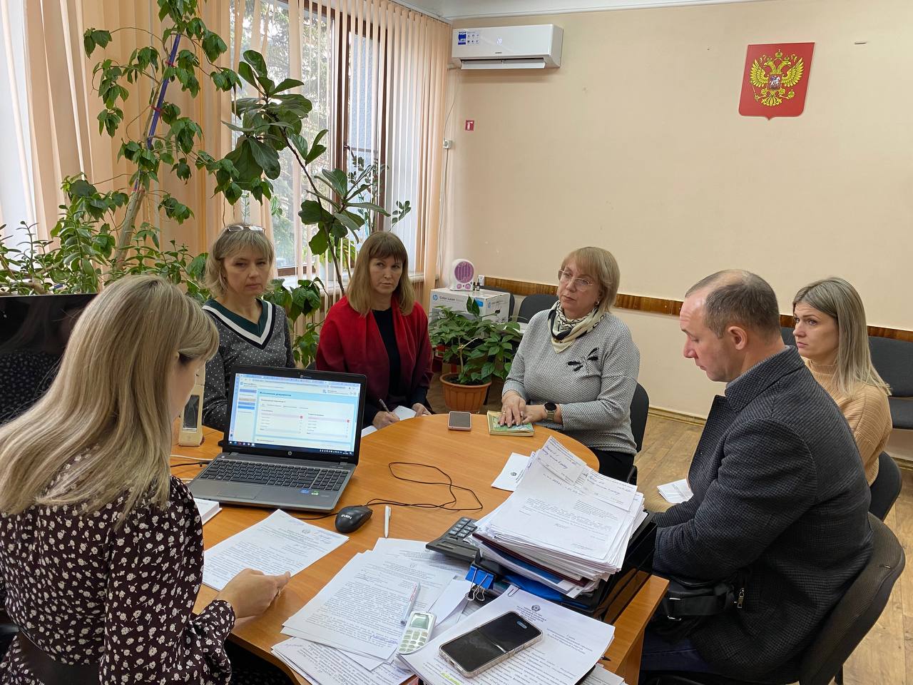 Заместитель главы Администрации Антрацитовского округа, председатель комиссии по делам несовершеннолетних Наталья Шаталова совместно с директорами спортивных учреждений округа провела совещание по вопросам организации и... Заместитель главы Администрации Антрацитовского округа, председатель комиссии по делам несовершеннолетних Наталья Шаталова совместно с директорами спортивных учреждений округа провела совещание по вопросам организации и...