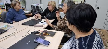 26 ноября в Краснолучской центральной городской библиотеке им. Н.К. Крупской группа слушателей Университета третьего возраста успешно завершила курсы компьютерной грамотности