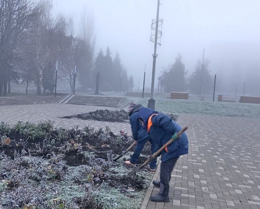 Коммунальные службы проводят работы на территории города Коммунальные службы проводят работы на территории города