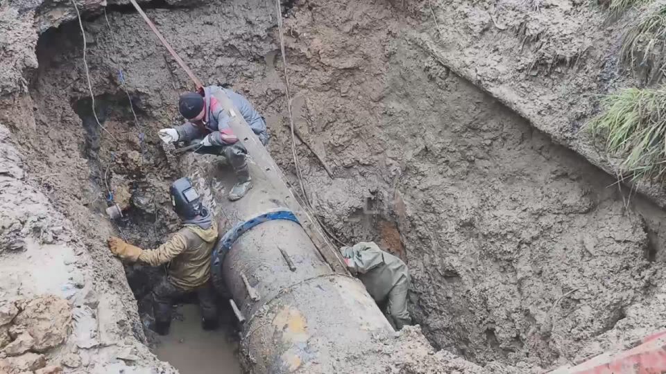 Специалисты ремонтируют водовод на пересечении улиц Расковой и Осипенко в Луганске