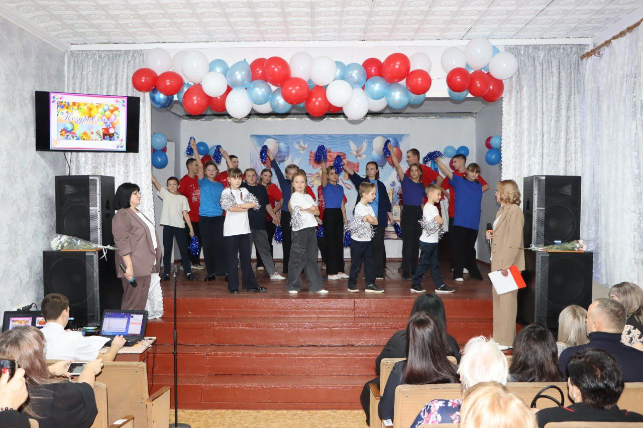 Алёна Лумеровская: Посетила свою родную Успенскую среднюю школу №3 и вместе с коллегами по депутатскому корпусу - Андреем Пучковым и Вадимом Обедняком - поздравила коллектив и выпускников с юбилеем Алёна Лумеровская: Посетила свою родную Успенскую среднюю школу №3 и вместе с коллегами по депутатскому корпусу - Андреем Пучковым и Вадимом Обедняком - поздравила коллектив и выпускников с юбилеем