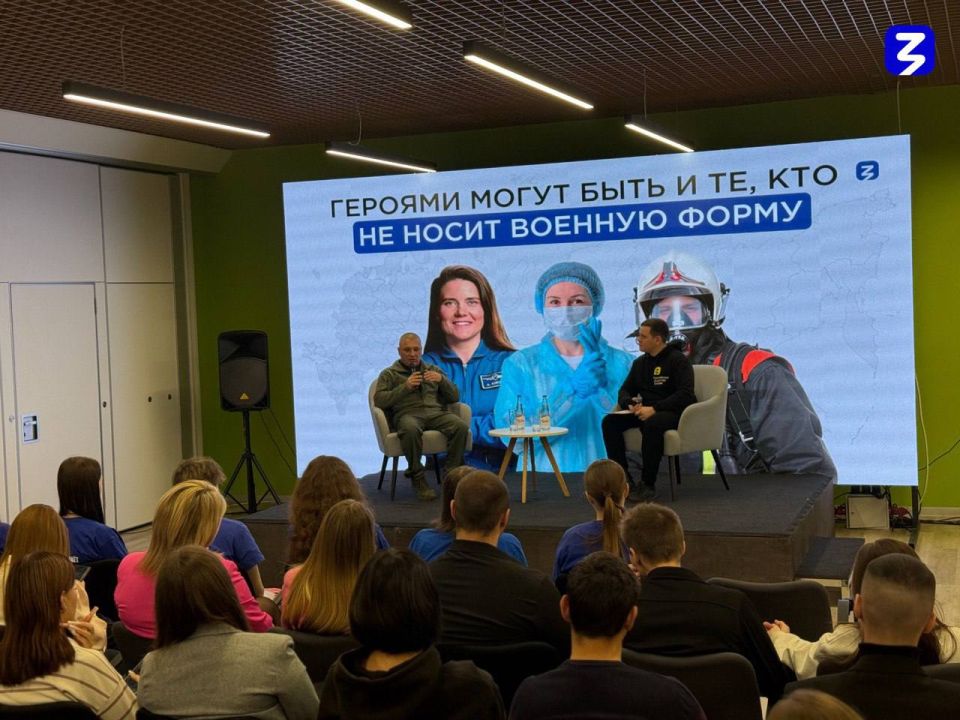 Кто такие герои?. Сегодня в Доме Молодёжи прошел открытый диалог с двумя лекторами Общества «Знание»: ветераном боевых действий, участником СВО, подполковником Андреем Марочко и участником СВО, региональным руководителем... Кто такие герои?. Сегодня в Доме Молодёжи прошел открытый диалог с двумя лекторами Общества «Знание»: ветераном боевых действий, участником СВО, подполковником Андреем Марочко и участником СВО, региональным руководителем...