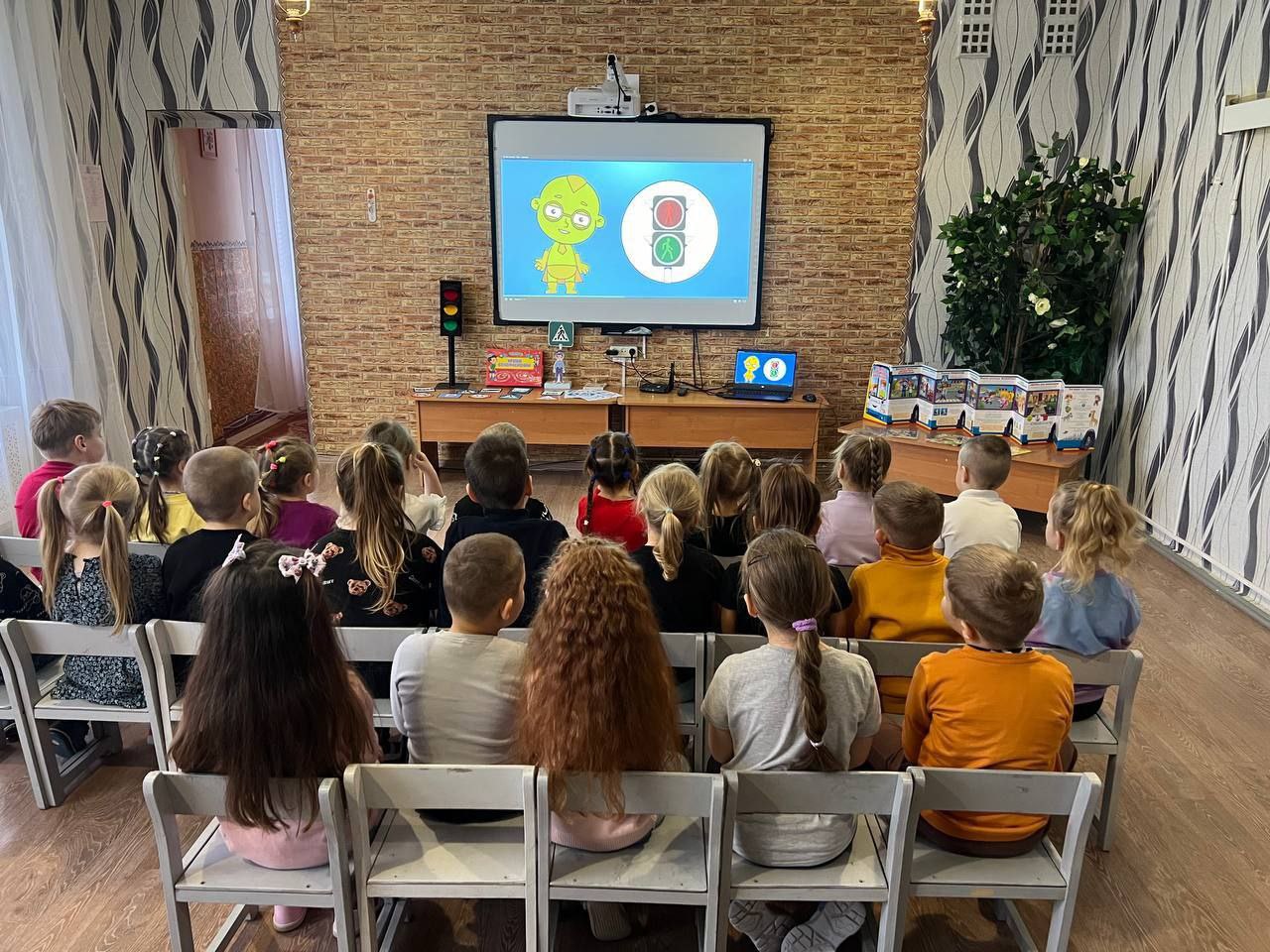 Сотрудники Госавтоинспекции провели профилактические мероприятия с самыми маленькими участниками дорожного движения Сотрудники Госавтоинспекции провели профилактические мероприятия с самыми маленькими участниками дорожного движения