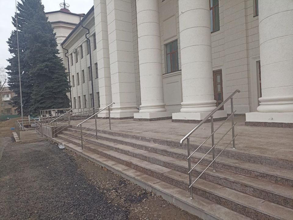 В Краснодоне продолжается благоустройство территории около Дворца культуры имени «Молодой Гвардии», которое реализует шеф-регион Тюменская область после завершения капитального ремонта фасада ДК В Краснодоне продолжается благоустройство территории около Дворца культуры имени «Молодой Гвардии», которое реализует шеф-регион Тюменская область после завершения капитального ремонта фасада ДК