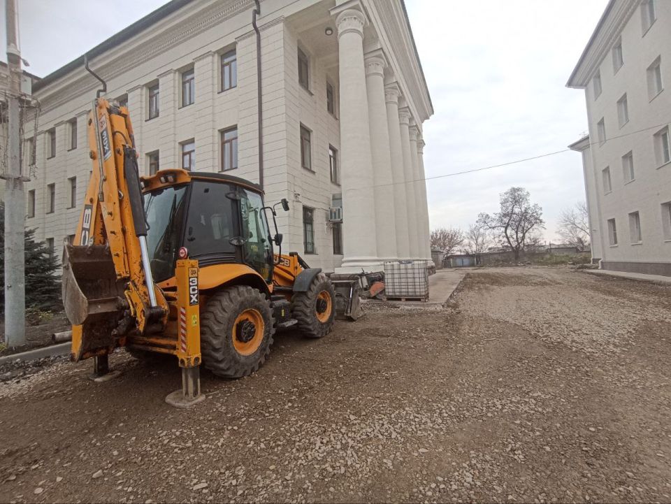 В Краснодоне продолжается благоустройство территории около Дворца культуры имени «Молодой Гвардии», которое реализует шеф-регион Тюменская область после завершения капитального ремонта фасада ДК В Краснодоне продолжается благоустройство территории около Дворца культуры имени «Молодой Гвардии», которое реализует шеф-регион Тюменская область после завершения капитального ремонта фасада ДК