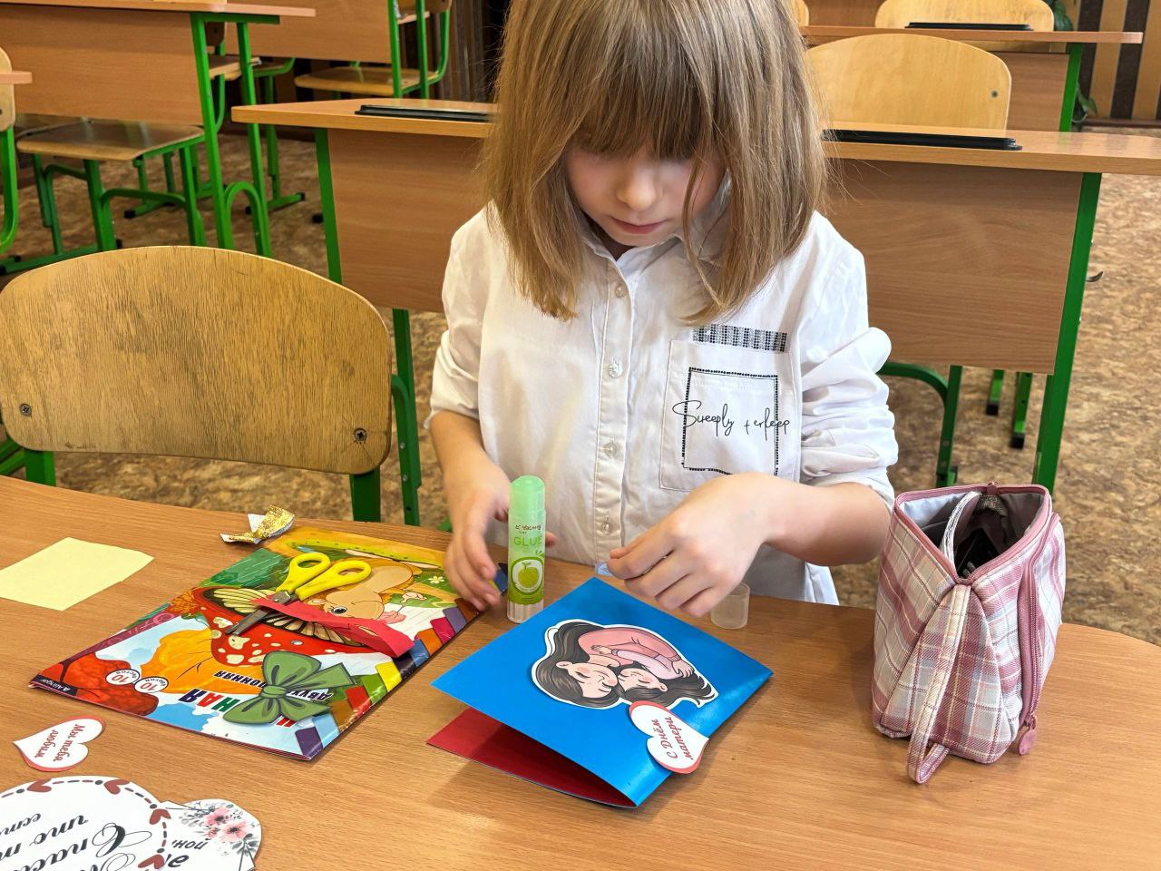 В преддверии Дня матери в ГБОУ ЛНР «Станично-Луганской средней школе им. Грекова П. М.» в 4-м классе был проведен трогательный мастер-класс по созданию открыток Ребята с огромным энтузиазмом и любовью мастерили своими... В преддверии Дня матери в ГБОУ ЛНР «Станично-Луганской средней школе им. Грекова П. М.» в 4-м классе был проведен трогательный мастер-класс по созданию открыток Ребята с огромным энтузиазмом и любовью мастерили своими...