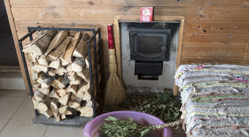 Посещение бани при первых признаках простуды может ухудшить состояние, создавая дополнительную нагрузку на иммунную систему, которая уже занята борьбой с инфекцией