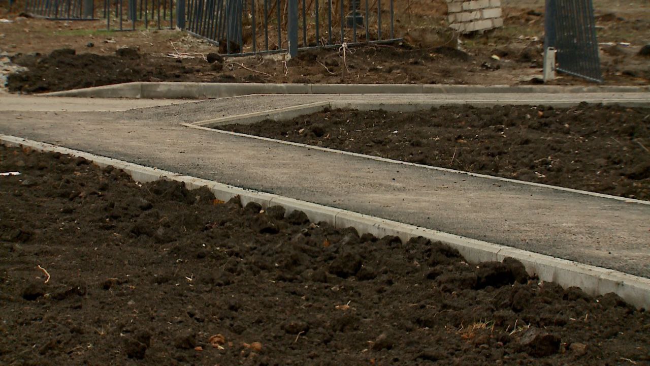 Тюменские строители завершили благоустройство территории, прилегающей к новому зданию подстанции скорой медицинской помощи Тюменские строители завершили благоустройство территории, прилегающей к новому зданию подстанции скорой медицинской помощи