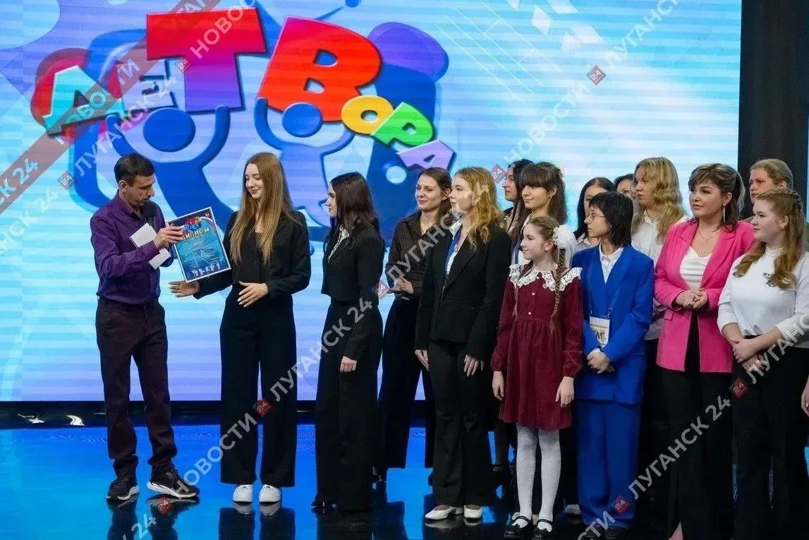 Фанфары! Конфетти!!. В ГТРК ЛНР прошла церемония награждения победителей II Республиканского телевизионного конкурса «ДеТВора»! Участницы Школьного телевидения "Media vision" ГБОУ ЛНР "Станично-Луганская специализированная... Фанфары! Конфетти!!. В ГТРК ЛНР прошла церемония награждения победителей II Республиканского телевизионного конкурса «ДеТВора»! Участницы Школьного телевидения "Media vision" ГБОУ ЛНР "Станично-Луганская специализированная...