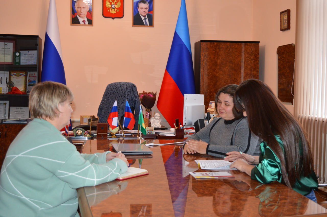 В Администрации Белокуракинского муниципального округа состоялась встреча главы округа Ольги Кучерявой и активиста АНО «Комитет семей воинов Отечества» с семьями погибших героев СВО