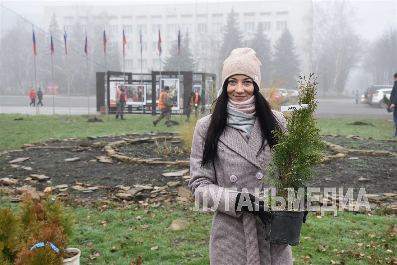 Жители города Кировска приняли участие в высадке деревьев в рамках реализации инициативного проекта от кировчан «Озеленение сквера площади им. Ленина»