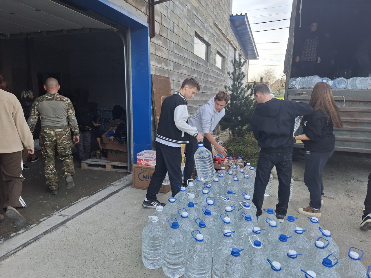 Краснодарские волонтеры передали в Лисичанский госпиталь и подразделение армейской авиации 16 тонн питьевой воды