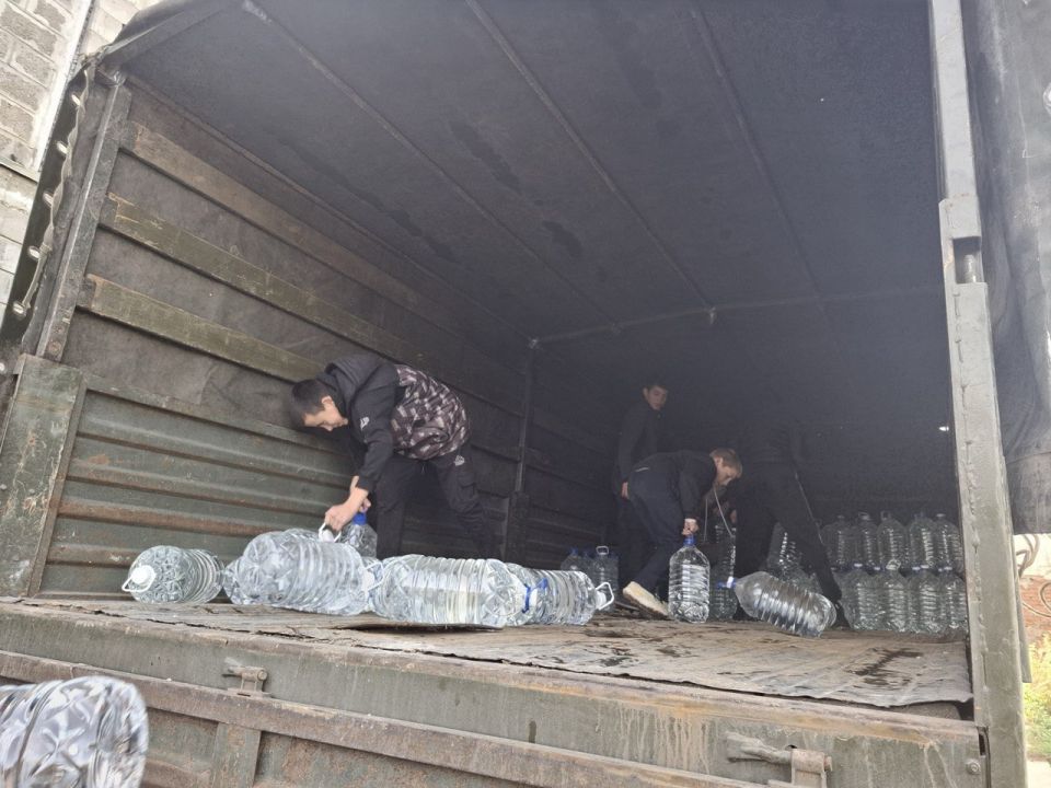 Краснодарские волонтеры передали в Лисичанский госпиталь и подразделение армейской авиации 16 тонн питьевой воды Краснодарские волонтеры передали в Лисичанский госпиталь и подразделение армейской авиации 16 тонн питьевой воды