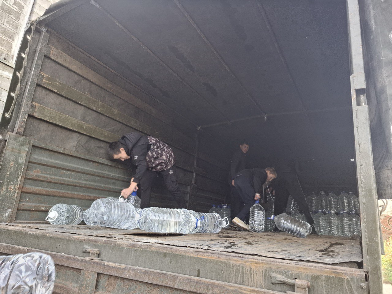 Краснодарские волонтеры передали в Лисичанский госпиталь и подразделение армейской авиации 16 тонн питьевой воды Краснодарские волонтеры передали в Лисичанский госпиталь и подразделение армейской авиации 16 тонн питьевой воды