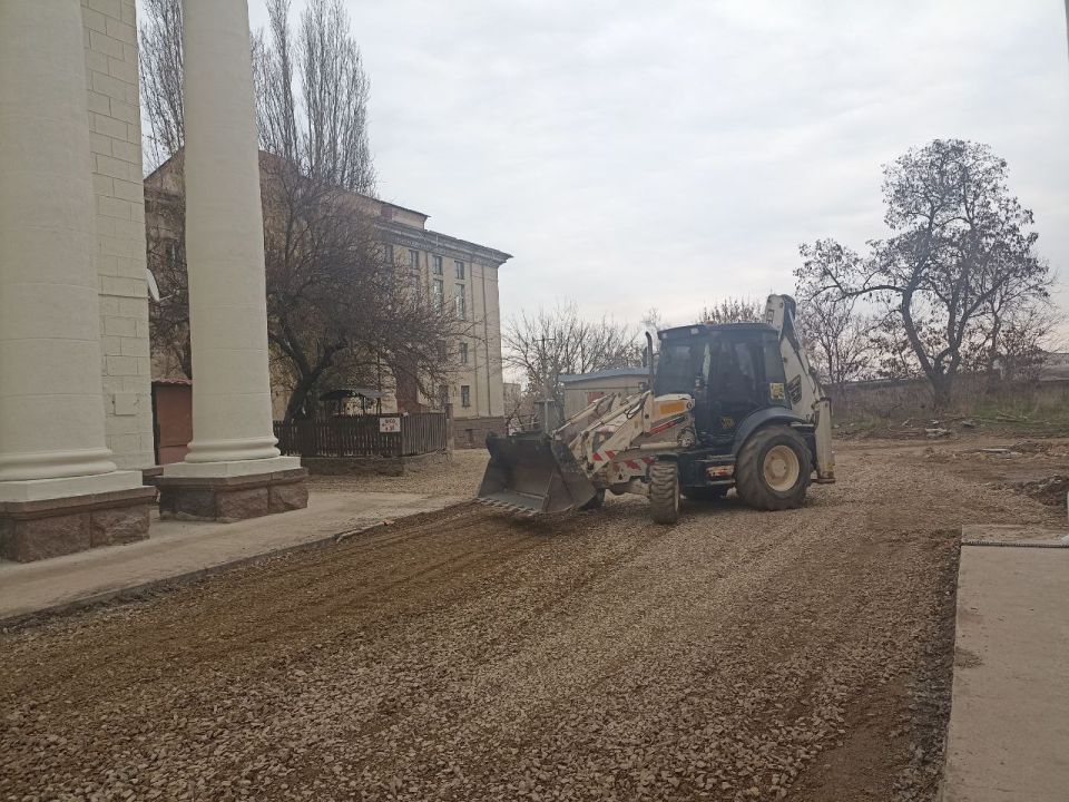 В Краснодоне продолжается благоустройство территории около Дворца культуры имени «Молодой Гвардии», которое реализует шеф-регион Тюменская область после завершения капитального ремонта фасада ДК В Краснодоне продолжается благоустройство территории около Дворца культуры имени «Молодой Гвардии», которое реализует шеф-регион Тюменская область после завершения капитального ремонта фасада ДК