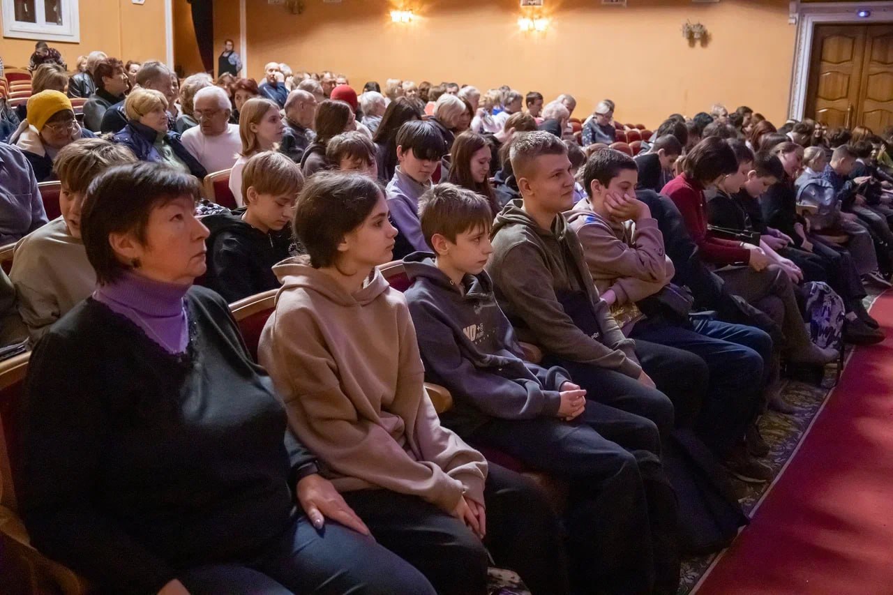 В рамках межведомственного проекта «Культура для школьников» под девизом «Культура начинается с тебя» в Луганском академическом музыкально-драматическом театре имени М. Голубовича состоялся патриотический концерт «Красная... В рамках межведомственного проекта «Культура для школьников» под девизом «Культура начинается с тебя» в Луганском академическом музыкально-драматическом театре имени М. Голубовича состоялся патриотический концерт «Красная...