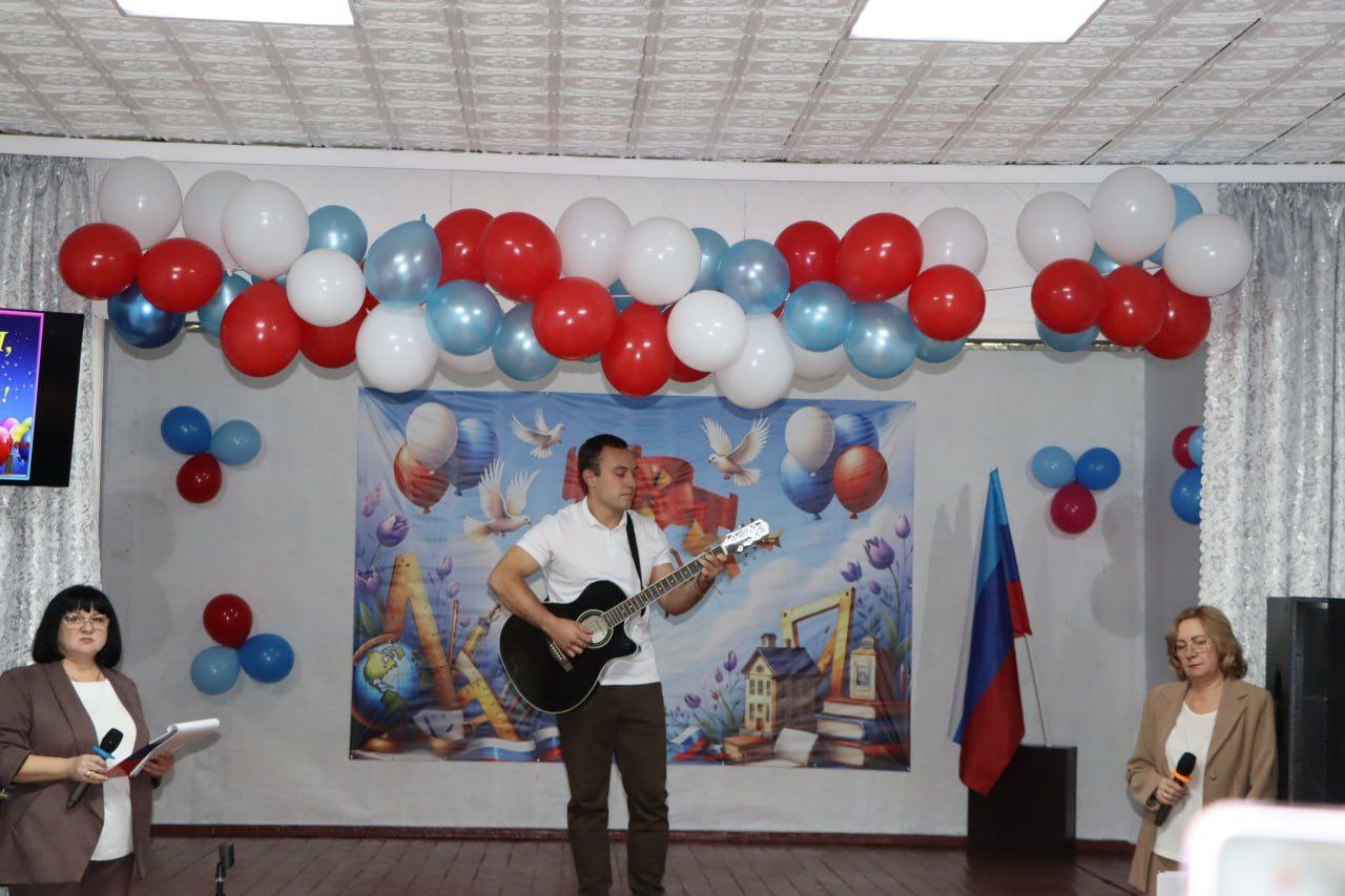 Алёна Лумеровская: Посетила свою родную Успенскую среднюю школу №3 и вместе с коллегами по депутатскому корпусу - Андреем Пучковым и Вадимом Обедняком - поздравила коллектив и выпускников с юбилеем Алёна Лумеровская: Посетила свою родную Успенскую среднюю школу №3 и вместе с коллегами по депутатскому корпусу - Андреем Пучковым и Вадимом Обедняком - поздравила коллектив и выпускников с юбилеем