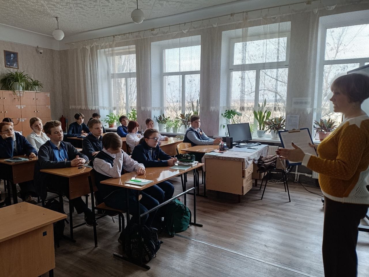 В Лутугинской средней школе №1 прошло занятие для 9-классников: "Особенности подросткового возраста"