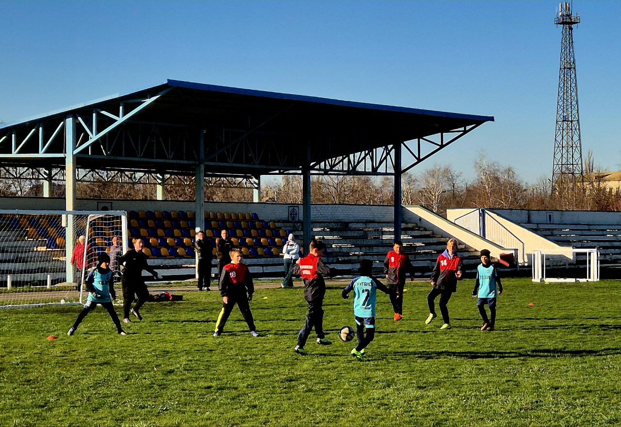 На стадионе «Строитель» прошёл захватывающий товарищеский футбольный матч среди юношей 2015г.р. и младше, посвящённый Дню государственного флага ЛНР! На стадионе «Строитель» прошёл захватывающий товарищеский футбольный матч среди юношей 2015г.р. и младше, посвящённый Дню государственного флага ЛНР!