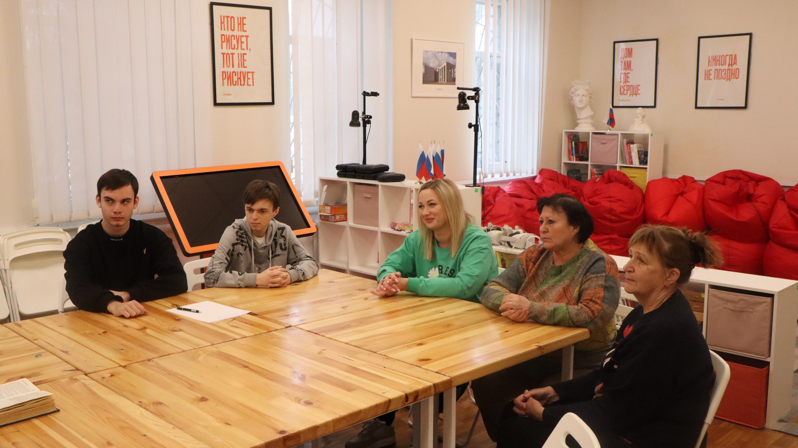 Сегодня в музее истории города Ровеньки было проведено организационное заседание повопросу создания электронной Книги Памяти муниципального образования городской округ город Ровеньки Луганской Народной Республики Сегодня в музее истории города Ровеньки было проведено организационное заседание повопросу создания электронной Книги Памяти муниципального образования городской округ город Ровеньки Луганской Народной Республики