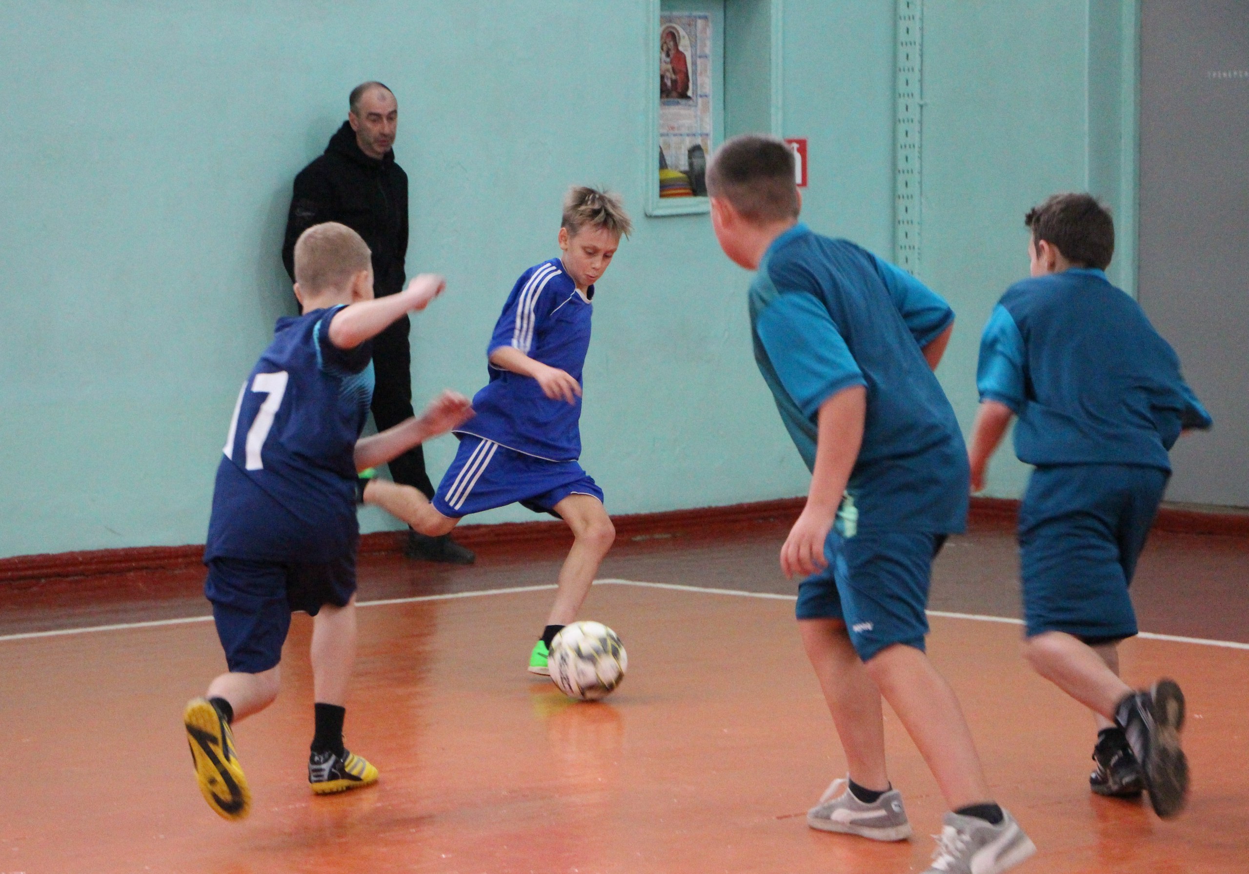 Турнир по футзалу ко Дню флага: юные спортсмены в игре! Турнир по футзалу ко Дню флага: юные спортсмены в игре!