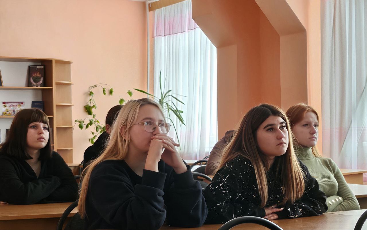 Студенты Брянковского колледжа ЛГПУ в течение ноября активно участвовали в мероприятиях, посвящённых презентации проекта «Аудиовизуальная энциклопедия этнокультур России» Студенты Брянковского колледжа ЛГПУ в течение ноября активно участвовали в мероприятиях, посвящённых презентации проекта «Аудиовизуальная энциклопедия этнокультур России»