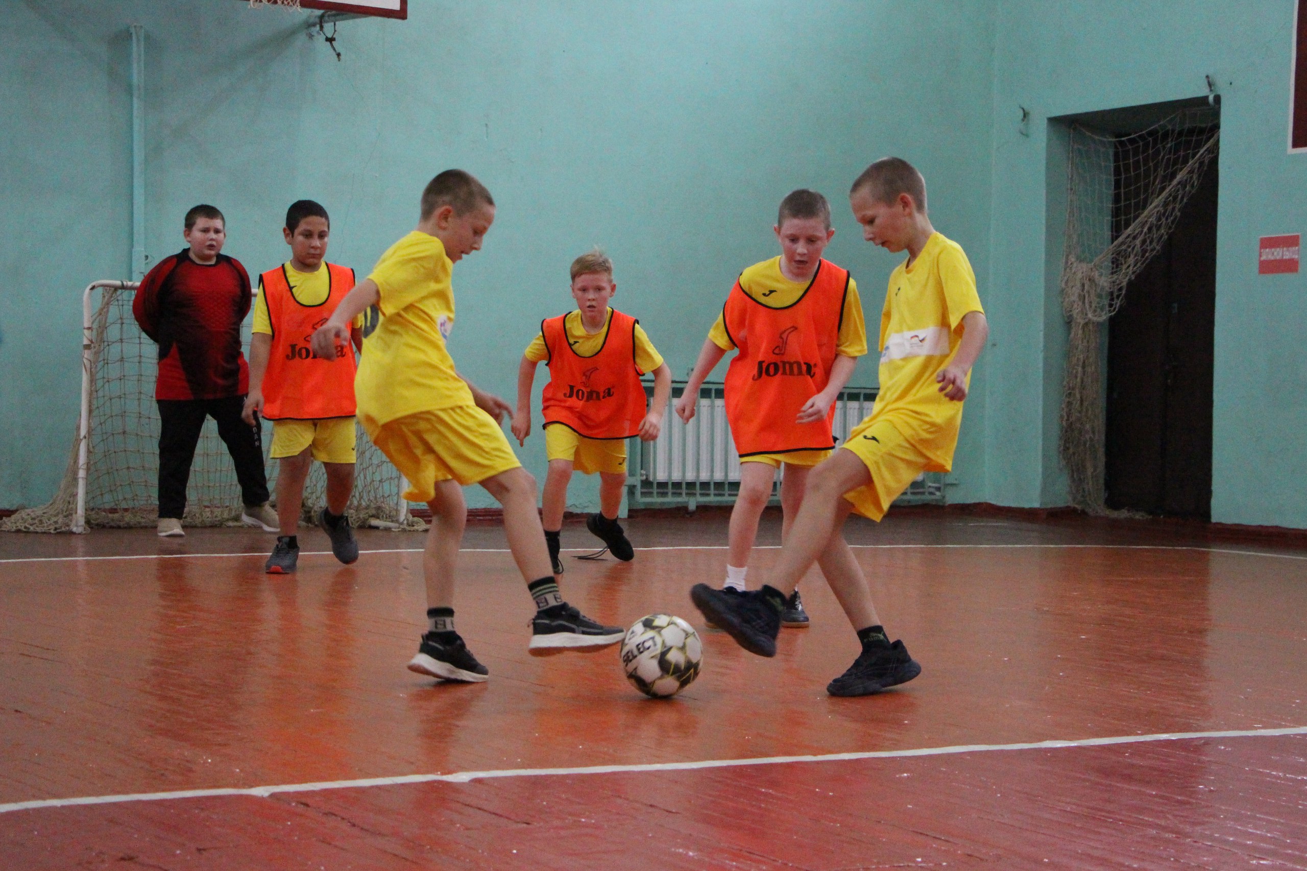 Турнир по футзалу ко Дню флага: юные спортсмены в игре! Турнир по футзалу ко Дню флага: юные спортсмены в игре!