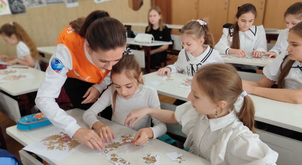 В образовательных учреждениях Краснолучского городского округа прошли патриотические мероприятия
